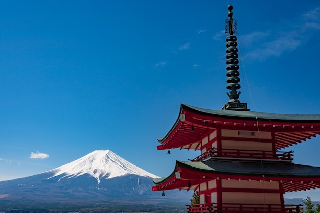 Pagoda Chureito y el monte. Fuji en primavera con flores de cerezo en Fujiyoshida, Japón.