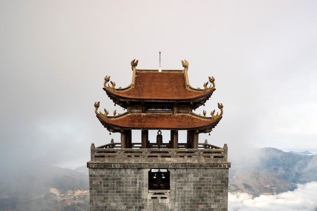 Una pagoda en la cima de la montaña Fansipan, Vietnam.