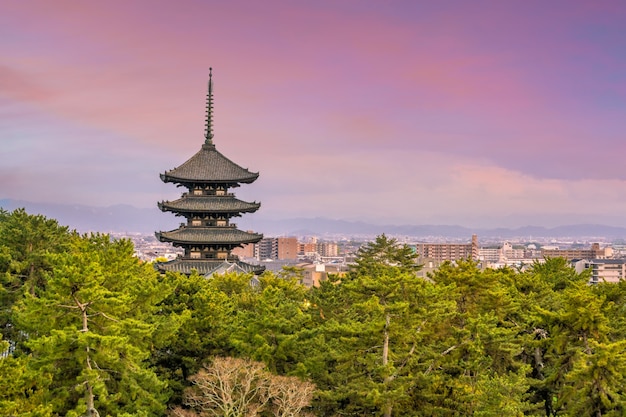 Pagoda de cinco pisos templo Kofukuji en Nara, Japón en penumbra