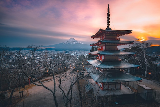 Pagoda contra o céu naranja nublado durante o pôr-do-sol