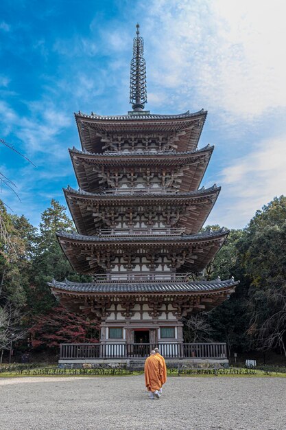 Pagoda de cinco andares do Templo Daigoji e monges