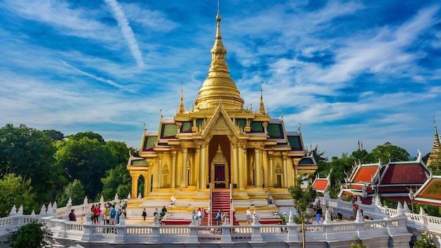 Foto pagoda de ouro bela arquitetura em wat phrathat doi suthep