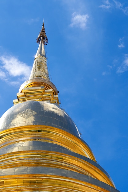 Pagoda dorada con fondo de cielo azul