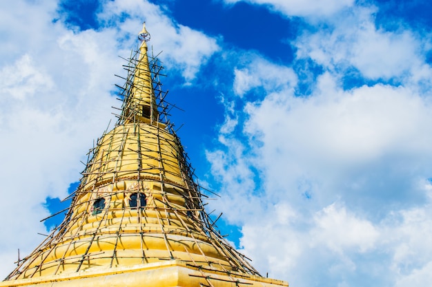 Foto pagoda dourado grande com fundo do céu azul.