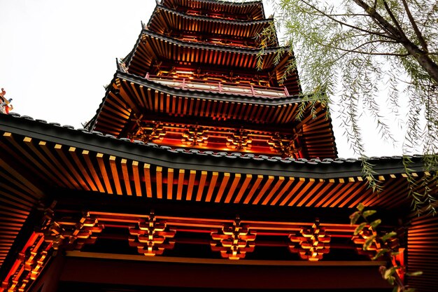 La pagoda está en el centro de Chinatown PIK Pantjoran Pantai Indah Kapuk