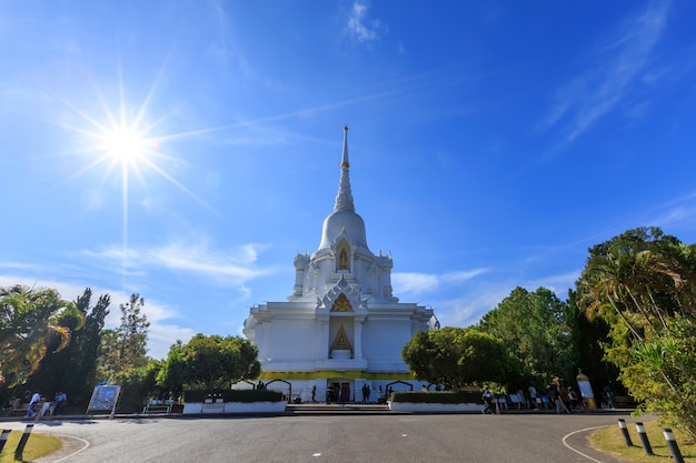 Pagoda de Kanchanapisek (Pagada blanca), Khao Kho en la provincia de Phetchabun, Tailandia.