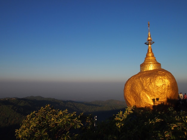 La Pagoda Kyaiktiyo también conocida como Golden Rock es un conocido lugar de peregrinación budista en Myanmar