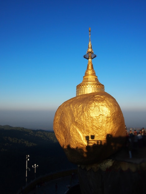 La Pagoda Kyaiktiyo también conocida como Golden Rock es un conocido lugar de peregrinación budista en Myanmar