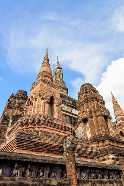 Pagoda de ladrillo antiguo bajo el cielo azul en Wat Maha That templo en el Parque Histórico de Sukhothai es una antigua capital y famoso monumento de la provincia de Sukhothai, Tailandia