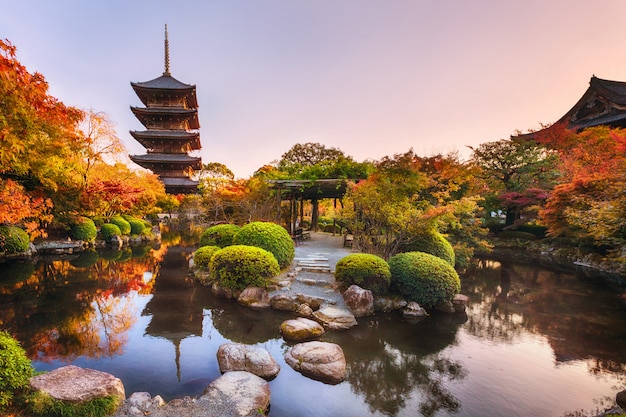 Pagoda de madera antigua templo Toji en Kyoto, Japón