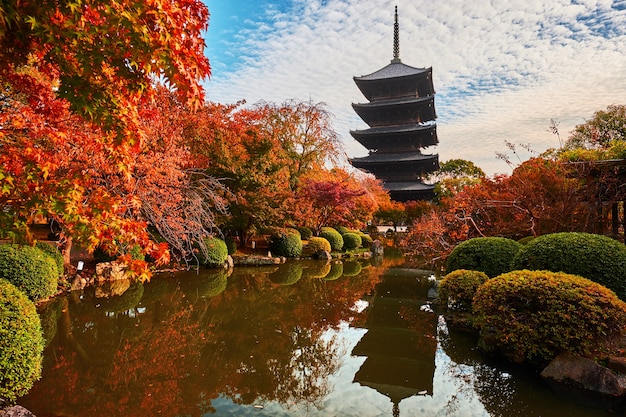 Foto pagoda de madera del templo toji, kioto, japón