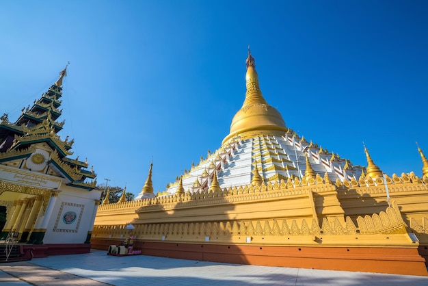 La pagoda Mahazadi con el cielo azul en Bago