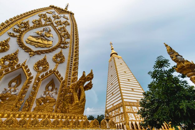 Foto pagoda no templo phrathat nong bua em ubon ratchathani, tailândia