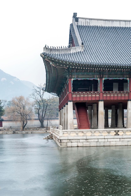 Pagoda oriental en un hermoso parque de invierno Historia arquitectura y religión Vertical