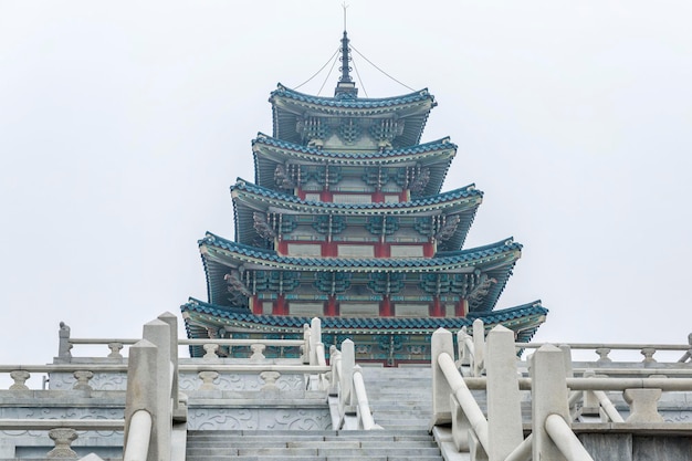 Pagoda oriental en un hermoso parque de invierno Historia arquitectura y religión