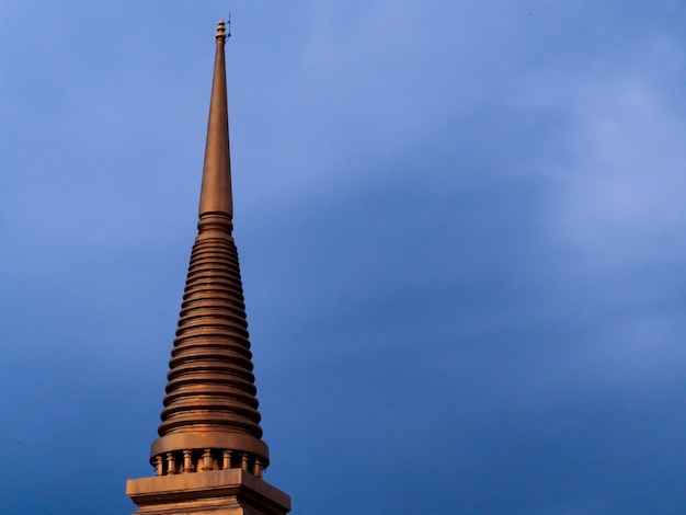 Pagoda de oro para el fondo del cielo azul. (templo en Tailandia)