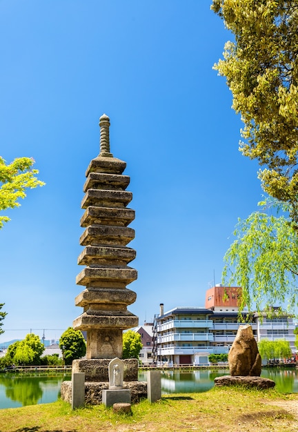 Pagoda de piedra antigua sobre el estanque Sarusawa-ike en Nara, Japón