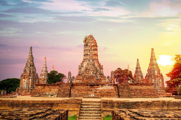 Pagoda en ruinas rodeada de esculturas de leones en Wat Thammikarat Ayutthaya