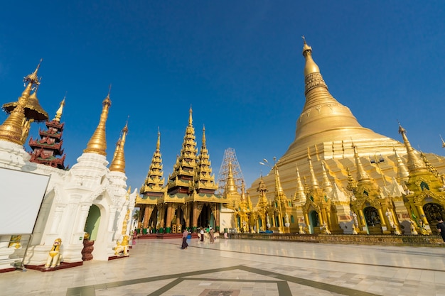 Foto la pagoda de shwedagon con cielo azul