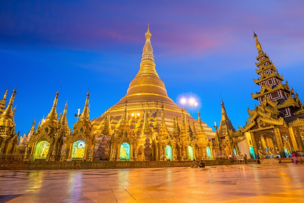 Pagoda de Shwedagon en Yangon, Myanmar al atardecer