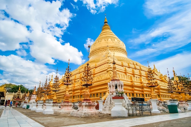 Pagoda de Shwezigon en Bagan, Myanmar.