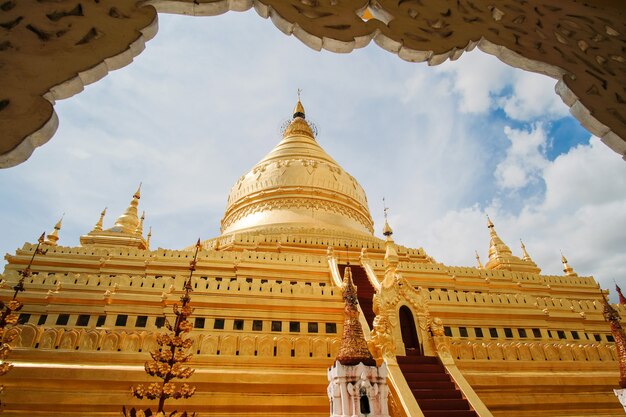 La pagoda de Shwezigon es un templo budista ubicado en Bagan, Myanmar.