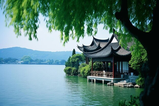 una pagoda se sienta en el borde de un cuerpo de agua