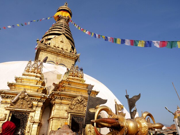 La pagoda Swayambhunath o Swayambu chedi o Swoyambhu stupa o Monkey Temple y los ojos del señor Buda para la gente napali y los viajeros extranjeros visitan el respeto rezando en el valle de Katmandú en Katmandú Nepal