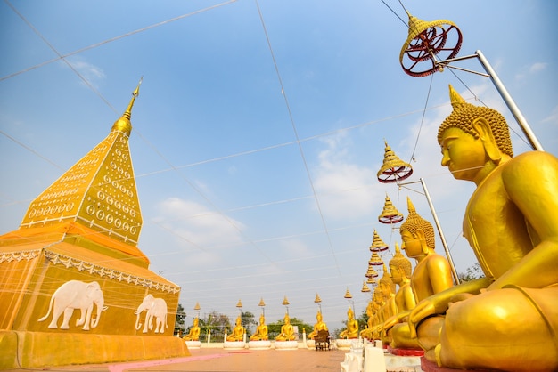 Pagoda tailandesa con estatua de Buda en el templo de Tailandia