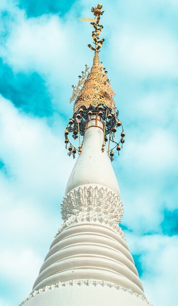 Pagoda tradicional antigua en blanco adorno blanco en la parte superior con oro en Myanmar