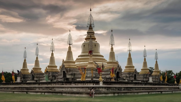 Foto una pagoda de trece cumbres en un templo budista en samut prakan, tailandia