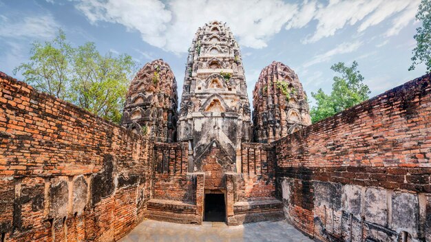 Pagoda en Wat Si Sawai, el Parque Histórico de Sukhothai, Sukhothai Tailandia