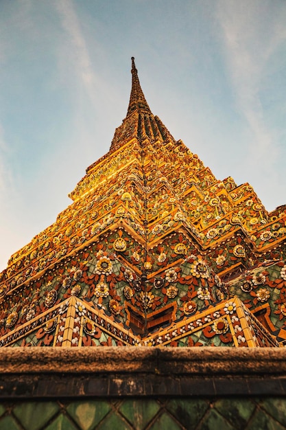 Pagodas doradas del templo budista Wat Pho en Bangkok, Tailandia. Templo budista al atardecer, Bangkok