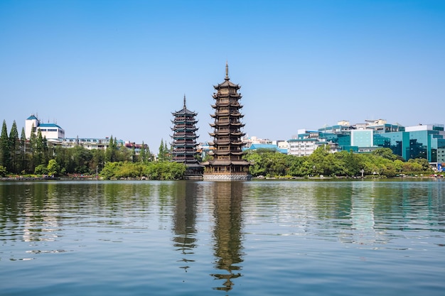 Pagodas gemelas de oro y plata en el lago guilin banyanChina