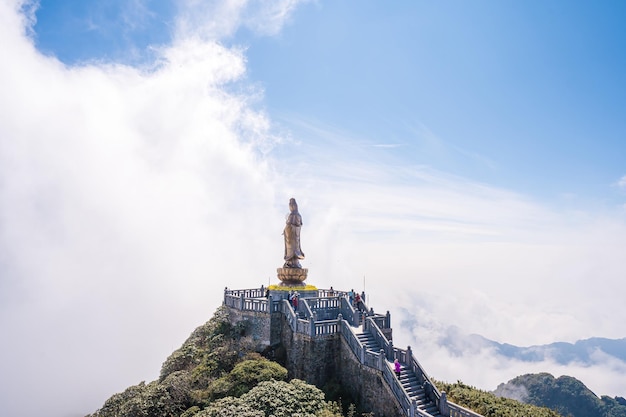 Pagode an der Spitze des Berges Fanispan Sapa Region Lao Cai Vietnam Der große Glockenturm Vong Linh Cao Dai ist der Wachturm auf der Hauptachse des Klosters Bich Van Zen