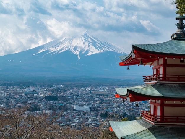 Pagode chureito no santuário askura sengen, marco do japão