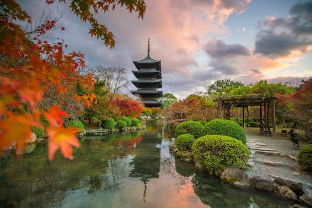 Pagode de madeira do templo Toji (Kyoo-Gokoku-ji) com cores de outono em Kyoto, Japão
