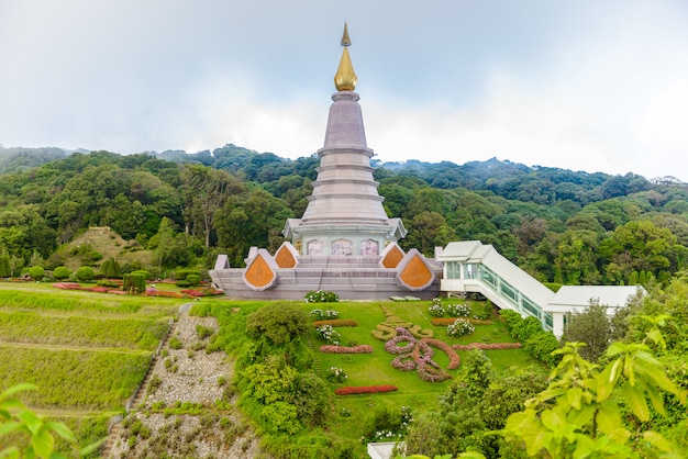 Pagode de paisagem de referência Noppamethanedol & Noppapol Phumsiri no doi Inthanon national park