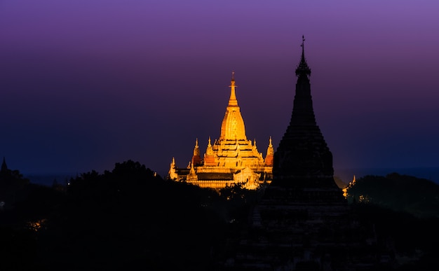 Pagode do templo de Ananda ao amanhecer em Bagan, Myanmar