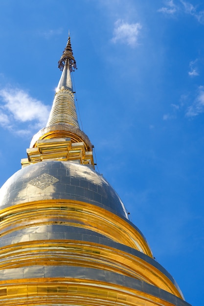 Pagode Dourado com fundo de céu azul