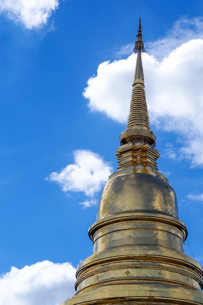 Pagode Dourado com fundo de céu azul