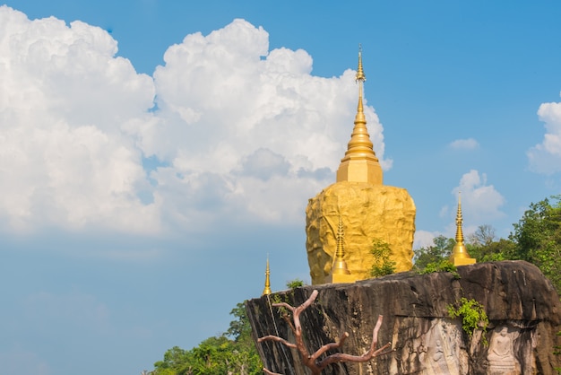 Pagode Dourado em Wat Tham Pha Daen