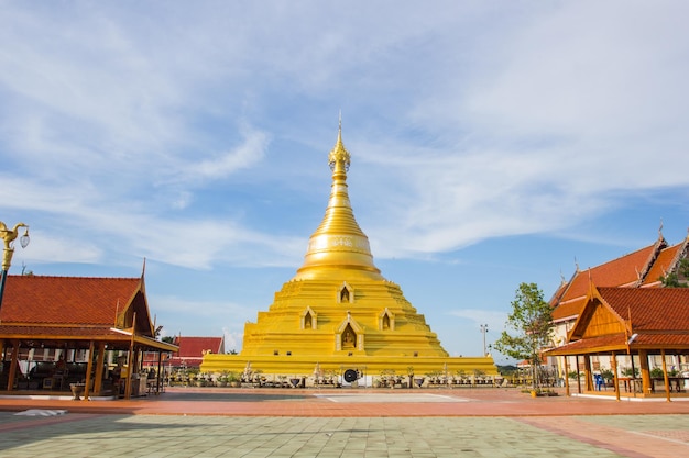 Pagode dourado na província Tailândia de Kampangpetch