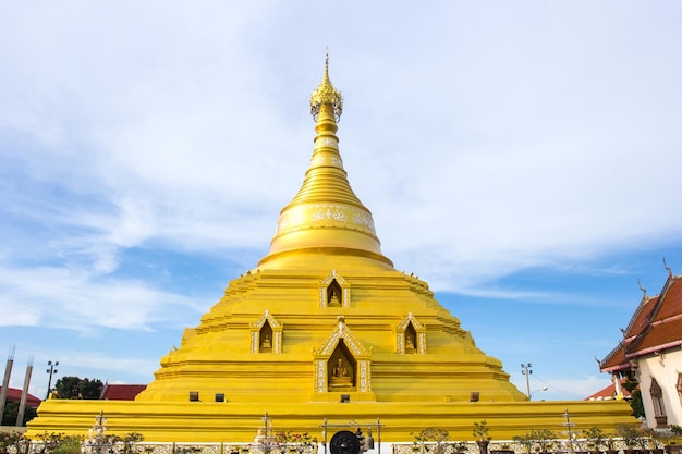 Pagode dourado na província Tailândia de Kampangpetch