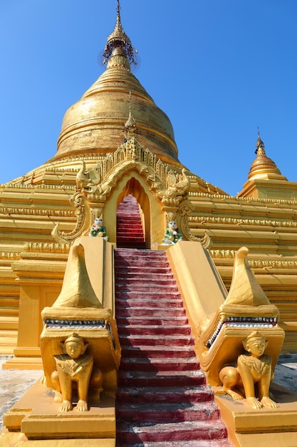 Pagode dourado no templo de Kuthodaw em Mandalay