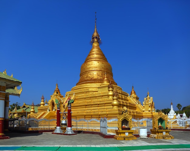 Pagode dourado no templo de Kuthodaw em Mandalay