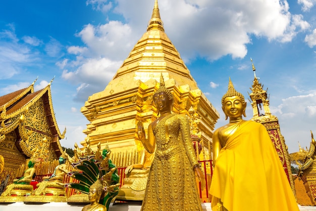 Pagode dourado Wat Phra That Doi Suthep em Chiang Mai, Tailândia