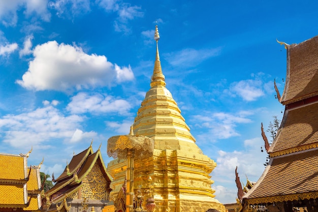 Pagode dourado Wat Phra That Doi Suthep em Chiang Mai, Tailândia