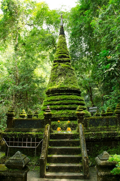 Foto pagode e musgo velhos no parque nacional da cachoeira de phlio na província de chanthaburi tailândia