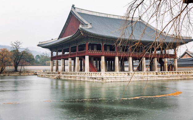 Pagode em um belo parque de inverno em seul